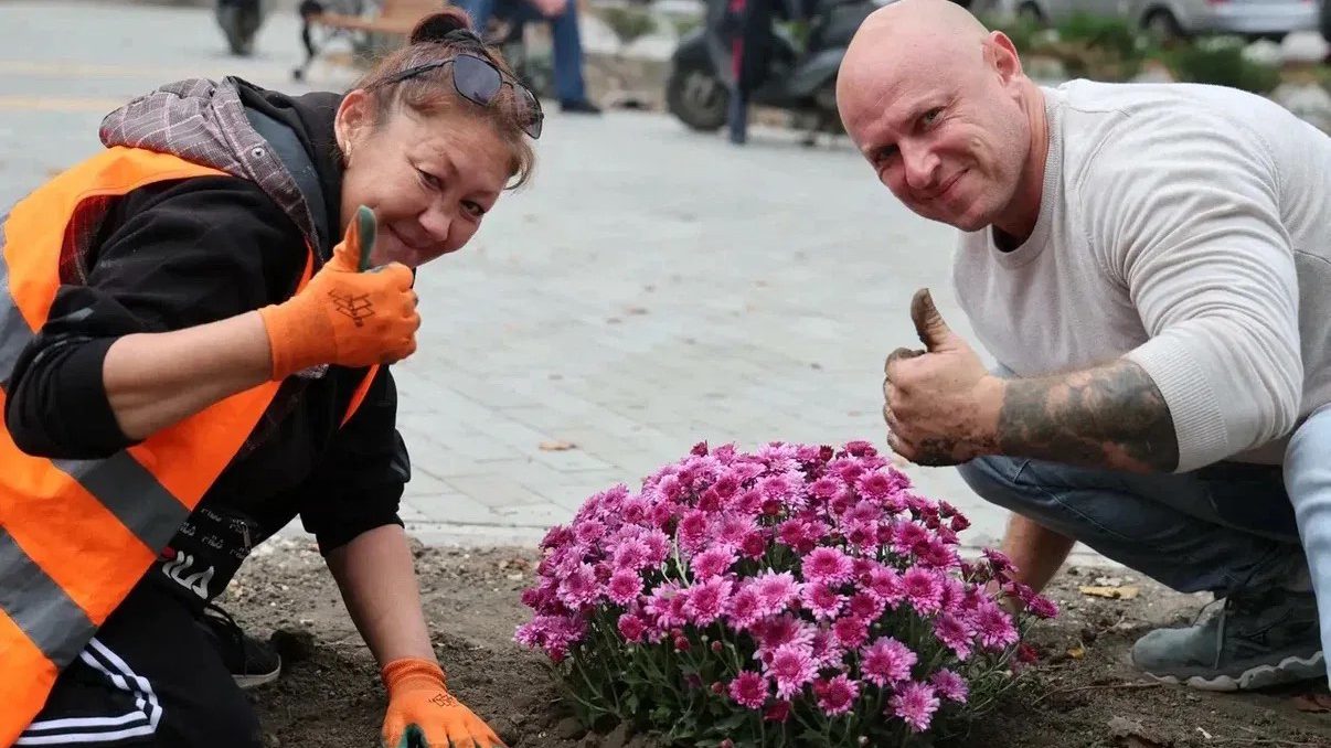 Жители Геническа украсили город цветами