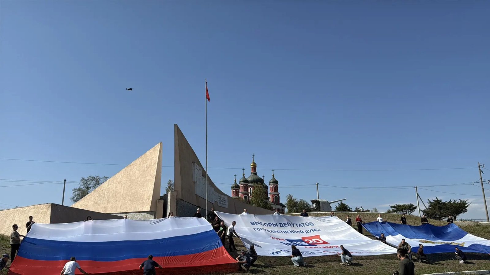 Три полотнища. Три символа. Одна страна. Один выбор